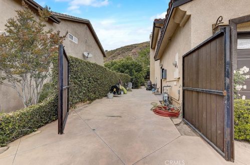 28968 Rock Canyon Dr, Santa Clarita CA  91390-5281 exterior