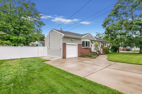 495 Delaware Ave, North Lindenhurst, NY 11757-3410