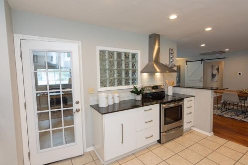 8016 Briarwood Ln, Austin TX 78757-6929 exterior