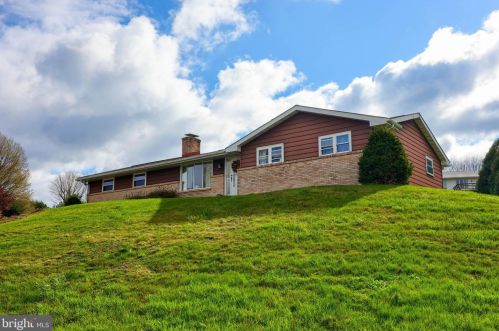 711 Turner St, Moselem, PA 19526-1452