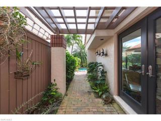 534 Bay Villas Ln, Naples FL  34108-2805 exterior
