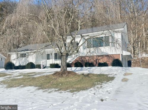 132 Frontier Ln, Hopewell, PA 16650-7914