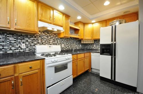 67 Steeplechase Dr, Manchester CT  06040-7066 exterior