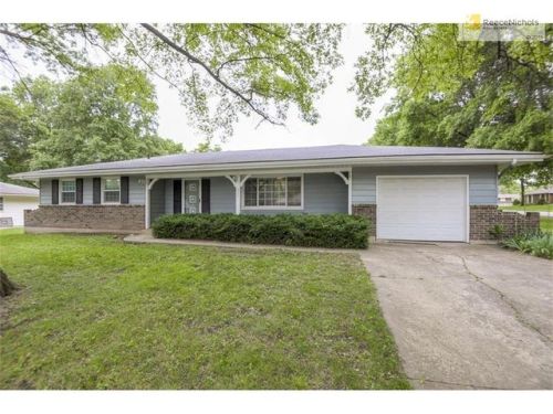 502 9th St, Louisburg, KS 66053-4051