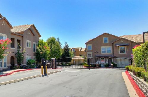 5482 Tares Cir, Elk Grove CA  95757-4361 exterior