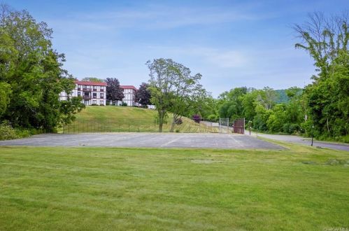 15 Club House Dr, Fishkill NY  12524-3634 exterior