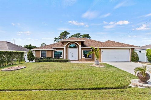 1698 Day St, Fort Pierce, FL 34953-1130
