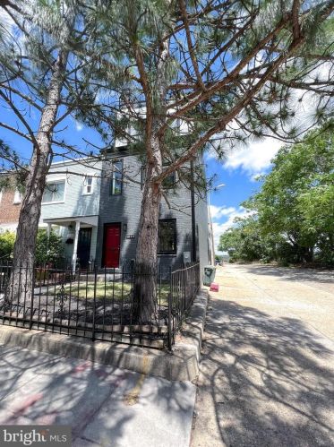 1010 15th St, Washington DC  20003-3213 exterior