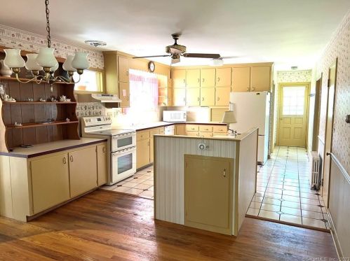 385 Pumpkin Hill Rd, North Windham, CT 06235-2101