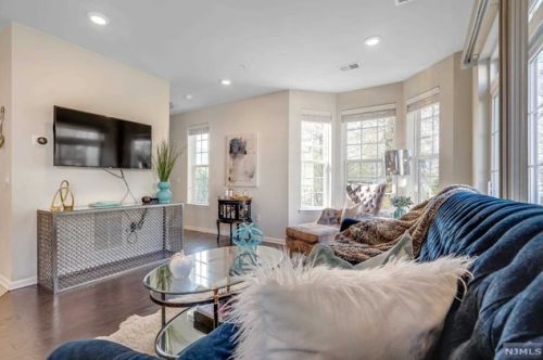 27 Iris Ln, Outwater, NJ 07026-3560