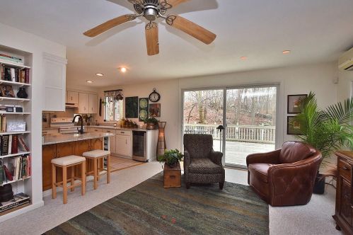 570 Shermantown Rd, South Kingstown, RI 02874-2004