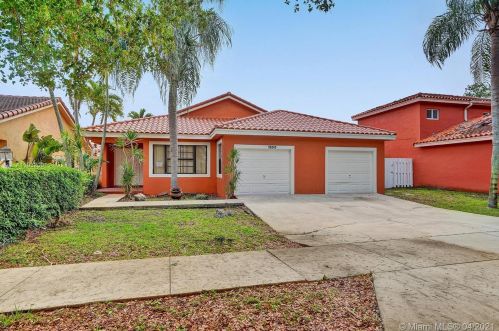 15241 88th Ave, Hialeah, FL 33018-2013