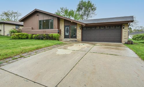 5205 Raven Dr, Greendale, WI 53129-2815