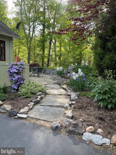 51 Tamarac Dr, Shepherdstown, WV 25443-4070
