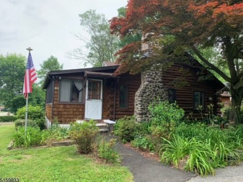 74 Pinecliff Lake Dr, West Milford Lakes, NJ 07480-1381
