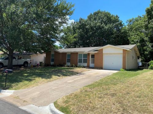 321 Fleming Dr, Hurst TX  76053-6816 exterior