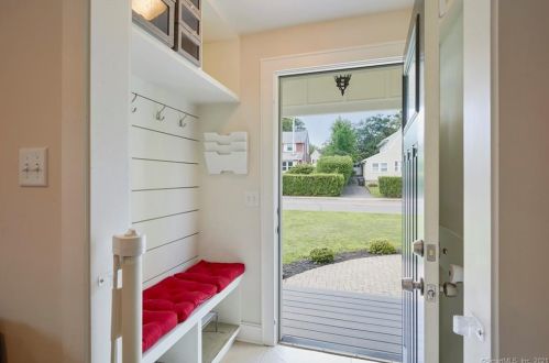 198 Cold Spring Rd, Stamford, CT 06905-4207
