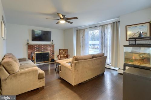 814 Sycamore Dr, Lansdale PA  19446-3128 exterior