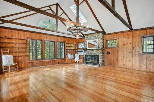 93 Boulevard Dr, Danbury CT  06810-7254 exterior