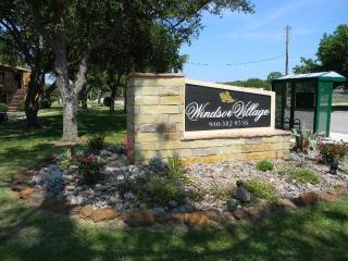 521 Windsor Dr, Denton TX  76209-1055 exterior