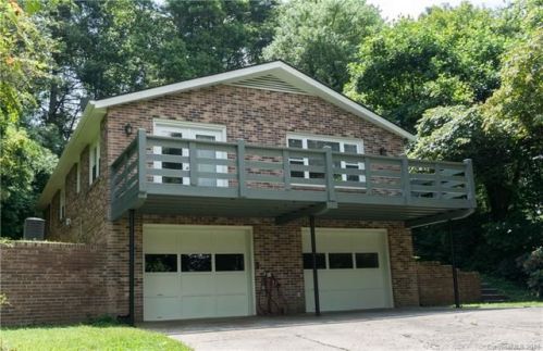 135 Circle View Dr, Hendersonville, NC 28792-9222