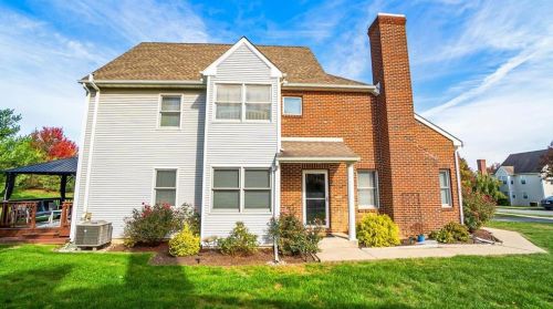 8041 Cross Creek Cir, Breinigsville, PA 18031-1327