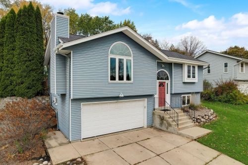 424 University Dr, Waukesha, WI 53188-3176