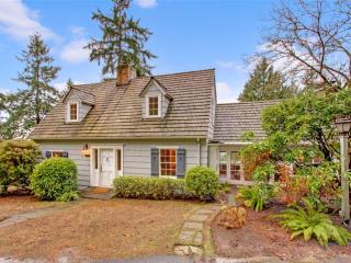 17210 Hillcrest Ter, Seattle, WA 98166-3324