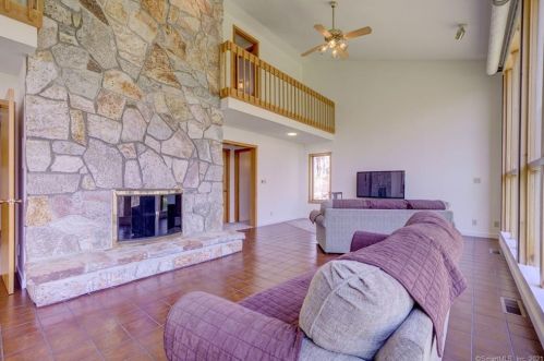 5 Bramble Bush Dr, Niantic CT  06357-1802 exterior