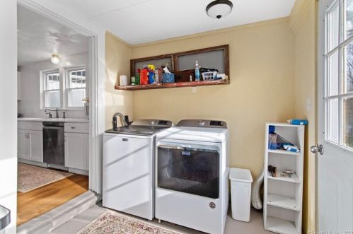 3 Riverside Pl, Gales Ferry CT  06335-1442 exterior