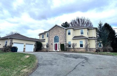 1818 Amanda Dr, Breinigsville, PA 18031-1101