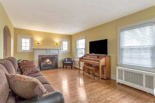 616 8th St, New Hyde Park, NY 11040-5579