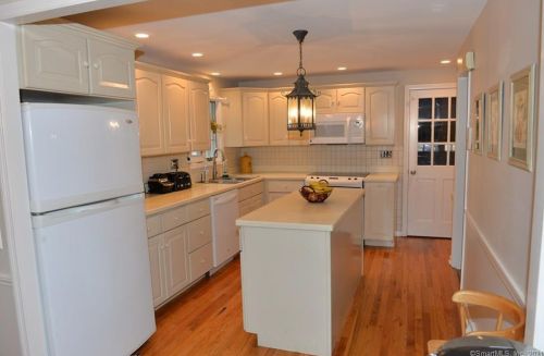 42 Angel Pl, North Haven CT  06473-2401 exterior