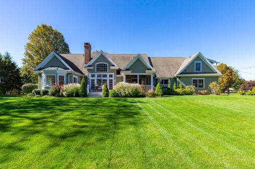 33 Ridgecrest Dr, Ridgefield, CT 06877-2534