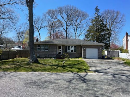 80 Surrey Dr, Center Moriches, NY 11934-2818
