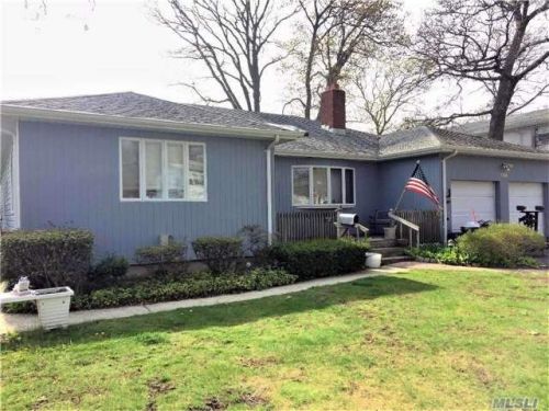 199 Waldo St, Copiague, NY 11726-3608