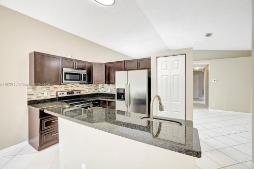 2728 177th Ave, Hollywood FL  33029-5142 exterior