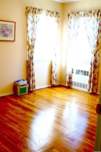 77-80 Langdale St, New Hyde Park NY  11040-1505 exterior