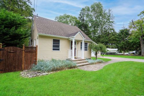 105 Vanderbilt Blvd, Oakdale, NY 11769-2034