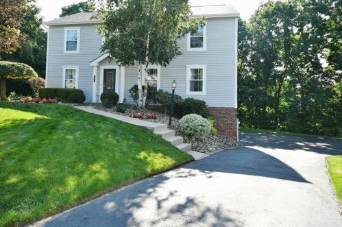 7209 Green Meadow Dr, Imperial, PA 15126-9275