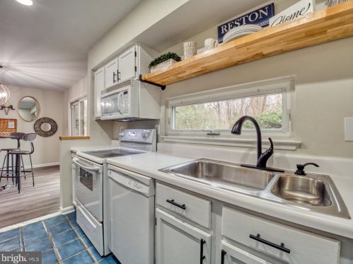 11308 Gatesborough Ln, Herndon VA 20191-3605 exterior