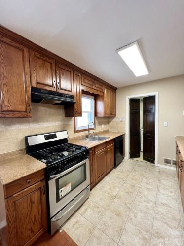 24 Francis St, Iselin NJ  08830-1122 exterior