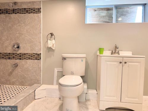 6156 Lindbergh Blvd, Philadelphia PA 19153-3018 exterior