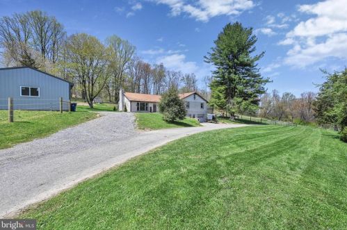 266 Kinzer Rd, Lapark, PA 17562-9791