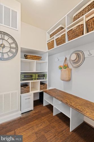 15340 Wits End Dr, Woodbridge VA  22193-5889 exterior