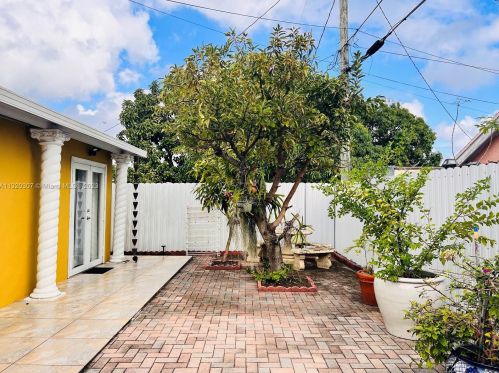 2637 9th Ct, Hialeah FL  33010-1223 exterior