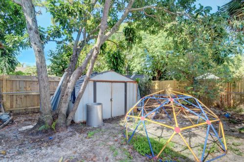 209 3 St, West Palm Beach FL  33403-3418 exterior