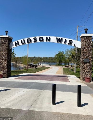 120 Meadow Dr, Hudson WI  54016-1100 exterior