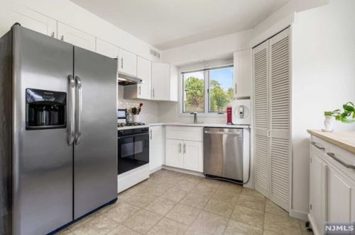 60 Canterbury Ln, N Milford NJ  07646-3262 exterior