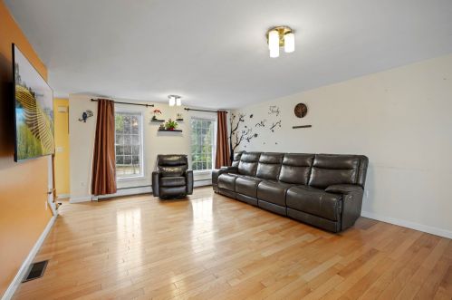 4 Ivans Ln, Dover NH  03820-9131 exterior